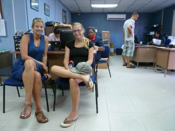 Com os suiços Tina e Marco, na Aduana em Colón, no Panamá